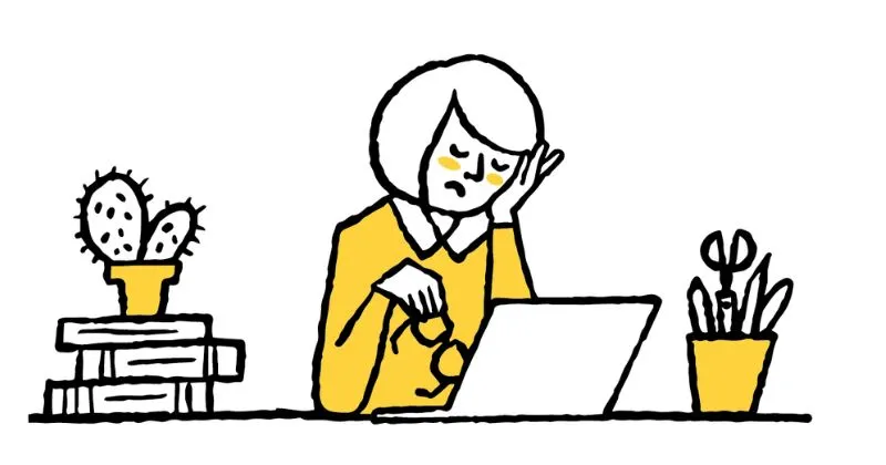 女性がパソコンを前に目を閉じて疲れた顔をしている様子